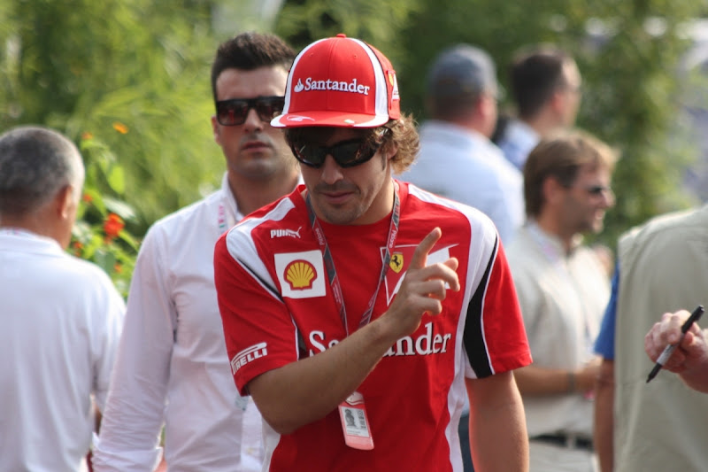 Фернандо Алонсо показывает палец болельщикам на Гран-при Бельгии 2011 в Монце