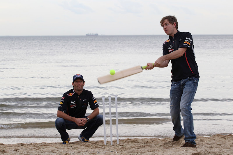 Себастьян Феттель и Марк Уэббер играют в крикет на пляже в Мельбурне перед Гран-при Австралии 2012