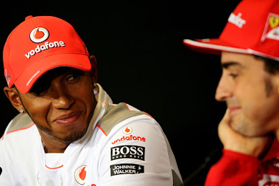 улыбающиеся Льюис Хэмилтон и Фернандо Алонсо на пресс-конференции в четверг на Гран-при Великобритании 2012