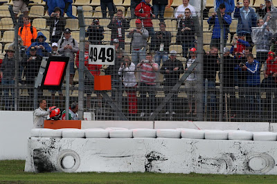 Михаэль Шумахер разбивает свой Mercedes во время второй сессии свободных заездов на Гран-при Германии 2012