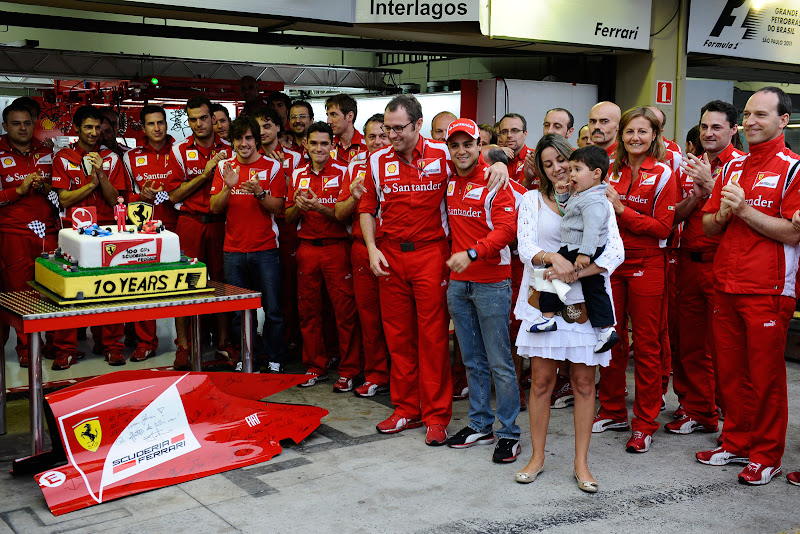 команда Ferrari поздравляет Фелипе Массу с юбилеем на Гран-при Бразилии 2011