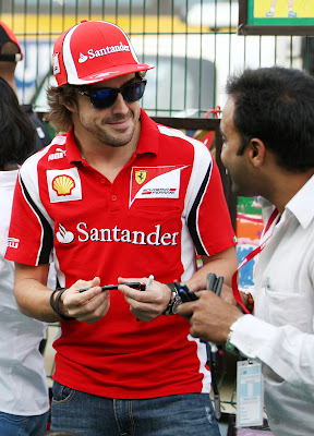 Фернандо Алонсо показывает очаровательную улыбку на Гран-при Индии 2011