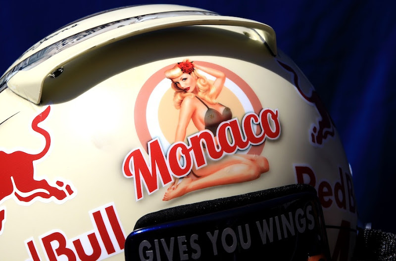 шлем Себастьяна Феттеля с девушкой на Гран-при Монако 2013
