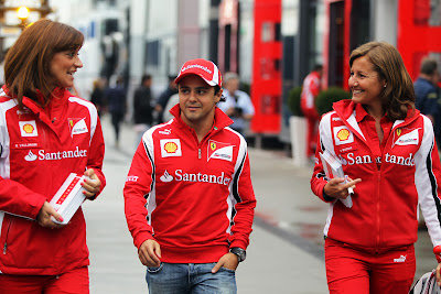 Фелипе Масса идет по паддоку в окружении двух инженеров Ferrari на Гран-при Венгрии 2011