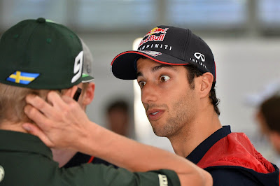 удивленный Даниэль Риккардо глядит на Маркуса Эрикссона на Гран-при Бахрейна 2014