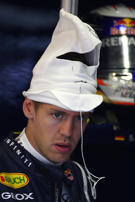 Себастьян Феттель с подшлемником на голове на Гран-при Венгрии 2011