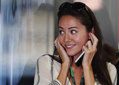 улыбающаяся Джессика Мичибата на Гран-при Японии 2011