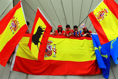 болельщики Фернандо Алонсо с испанскими флагами на Гран-при Китая 2012
