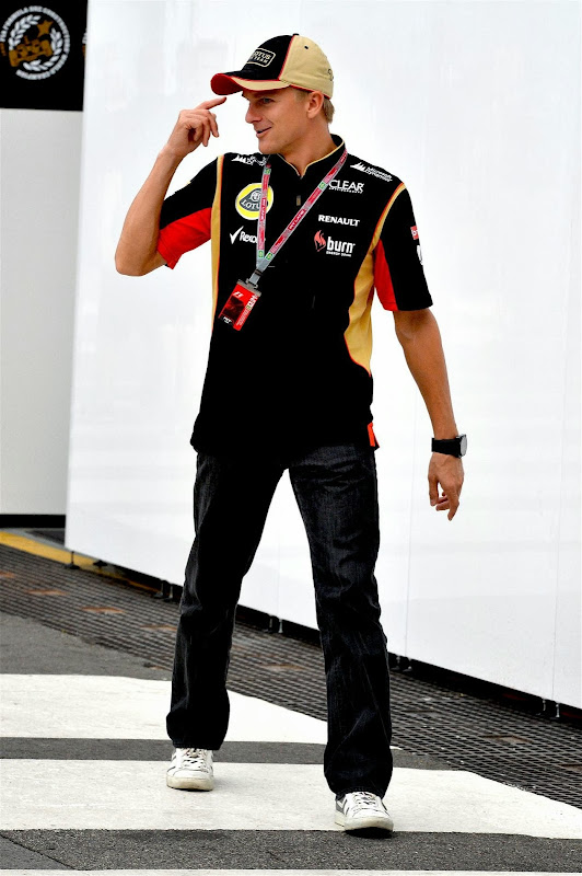 Хейкки Ковалайнен крутит пальцем у виска на Гран-при Бразилии 2013