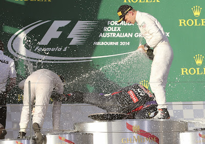 Даниэль Риккардо падает на подиуме Гран-при Австралии 2014