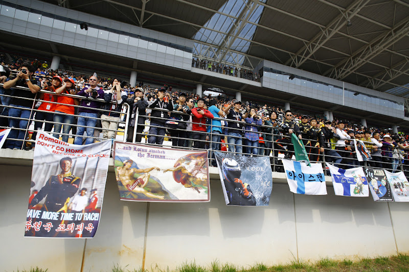 баннер болельщиков Ромэна Грожана на Гран-при Кореи 2012