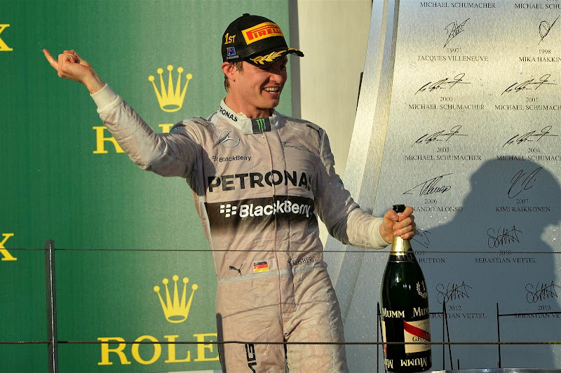 Нико Росберг вертит пальцем на подиуме Гран-при Австралии 2014