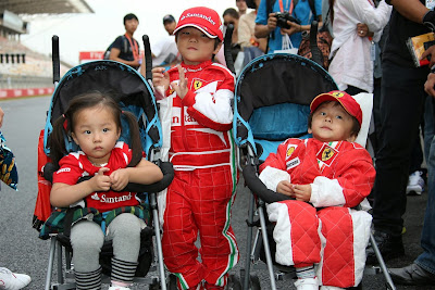 юные болельщики Ferrari в колясках на трассе Гран-при Кореи 2013