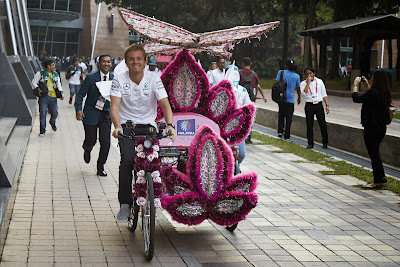 Нико Росберг на цветочном велосипеде по Куала-Лумпуру перед Гран-при Малайзии 2014