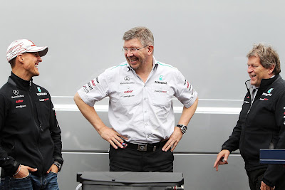 Михаэль Шумахер, Росс Браун и Норберт Хауг смеются на Гран-при Венгрии 2011