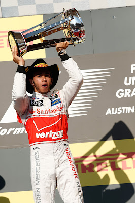 Льюис Хэмилтон в ковбойской шляпе Pirelli на подиуме Гран-при США 2012