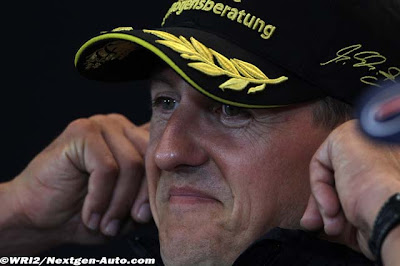 Михаэль Шумахер затыкает уши на пресс-конференции Гран-при Бельгии 2011 в четверг