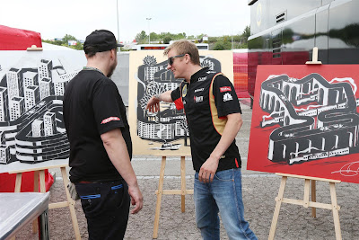 Кими Райкконен и оригинальные рисунки схем трасс Формулы-1 на Гран-при Испании 2013