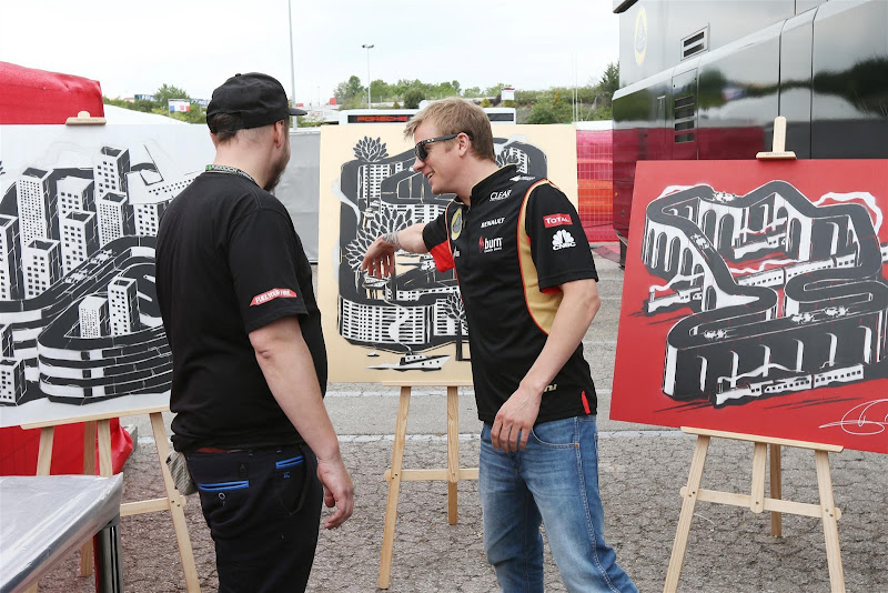 Кими Райкконен и оригинальные рисунки схем трасс Формулы-1 на Гран-при Испании 2013