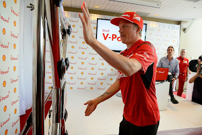 Кими Райкконен на тренажоре Batak на спонсорском мероприятии Shell перед Гран-при Канады 2014