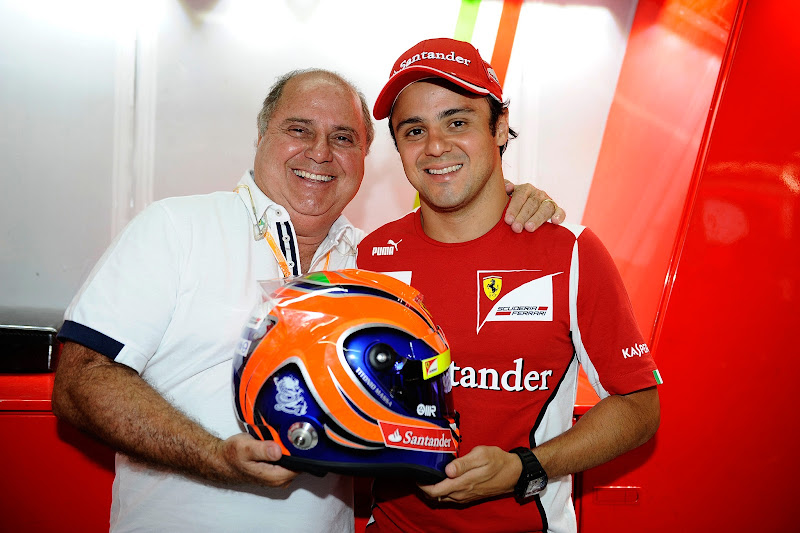Фелипе Масса и Луис Антонио Масса со шлемом на Гран-при Бразилии 2012