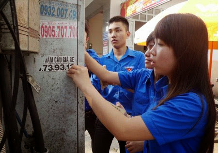 Thanh niên tình nguyện ra quân gỡ bỏ “rác” quảng cáo trên các tuyến phố