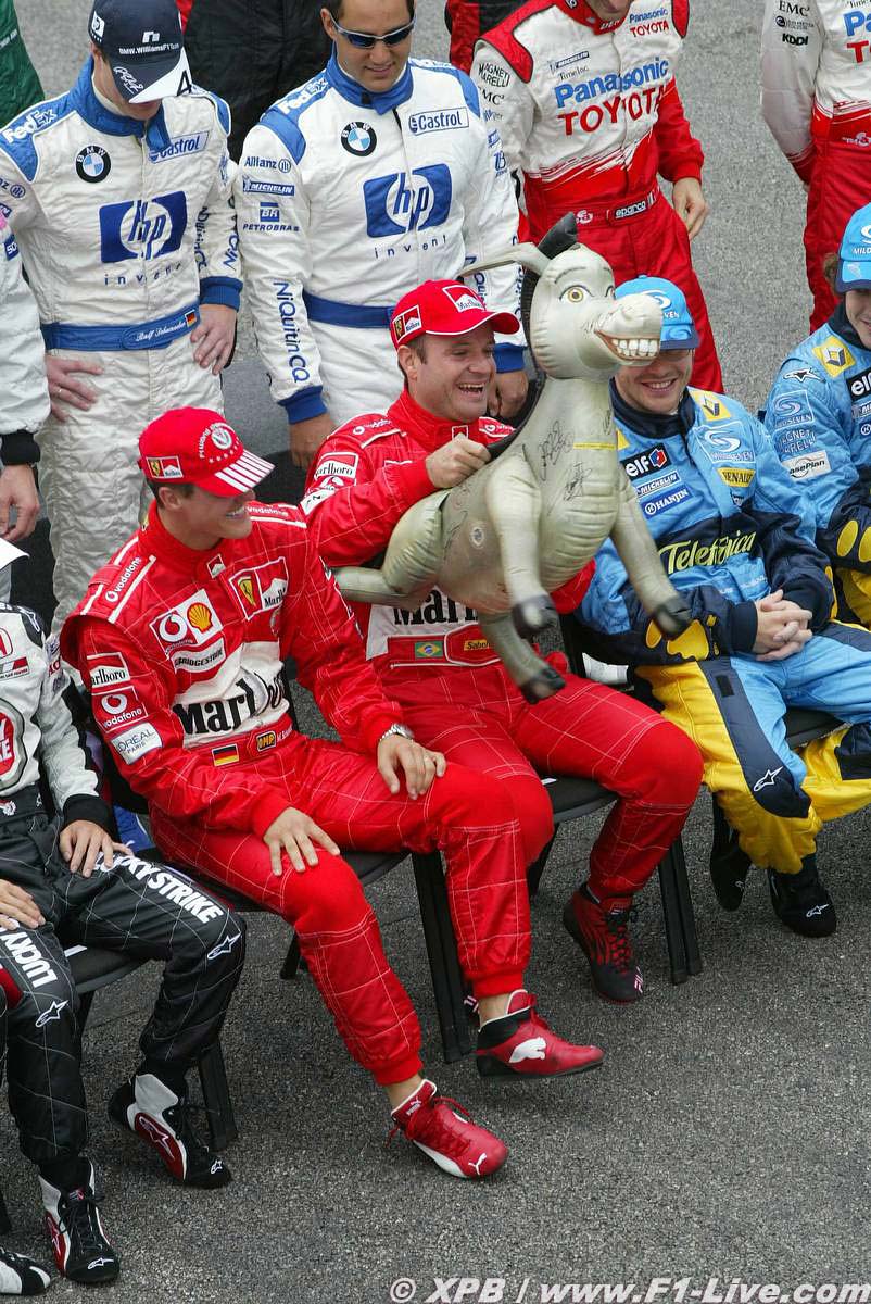 Михаэль Шумахер и Рубенс Баррикелло вместе с осликом на Гран-при Бразилии 2004