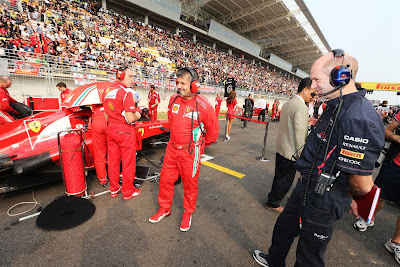 Эдриан Ньюи разглядывает болид Ferrari на стартовой решетке Гран-при Кореи 2012
