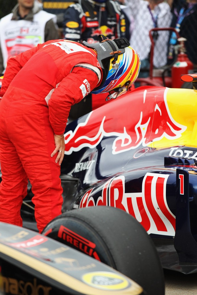 Фернандо Алонсо шпионит за Red Bull на Гран-при Канады 2011