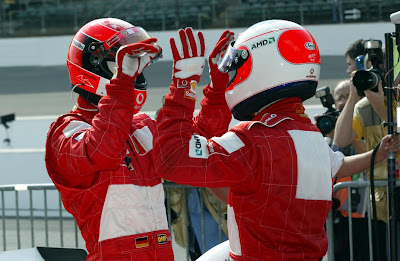 Михаэль Шумахер и Рубенс Баррикелло играют в ладоши после финиша гонки на Гран-при США 2002