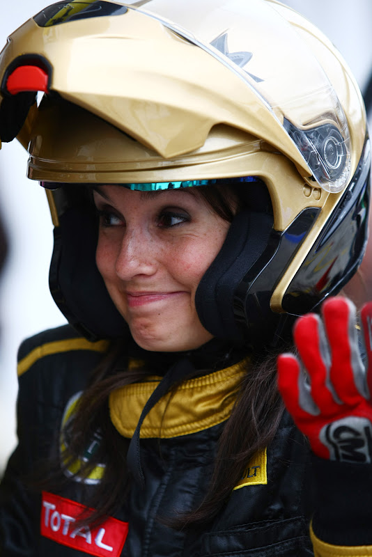 Марион Жолле в роли механика Lotus Renault на Гран-при Венгрии 2011