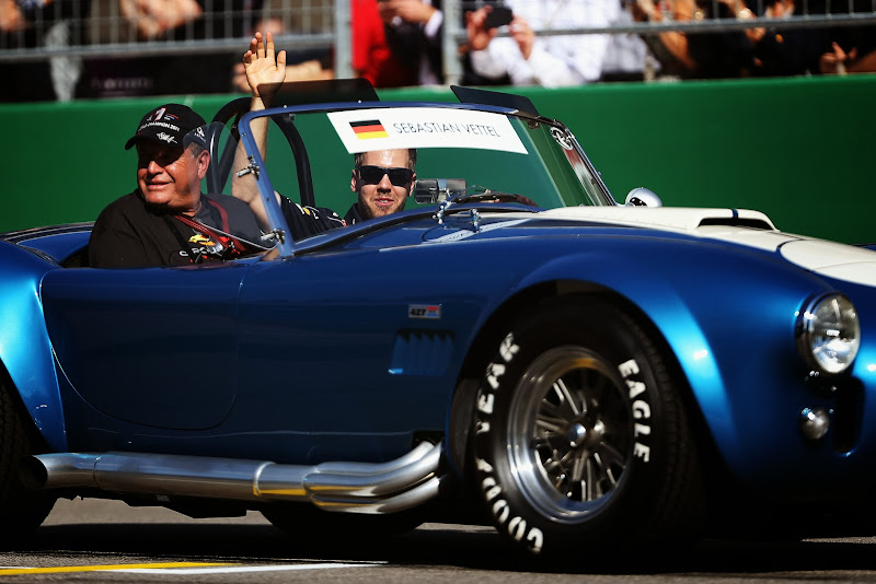 Себастьян Феттель за рулем Shelby Cobra на параде пилотов Гран-при США 2013