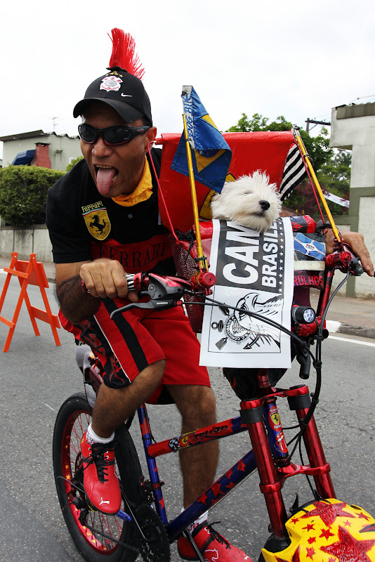 болельщик Ferrari с собачкой на велосипеде на Гран-при Бразилии 2011