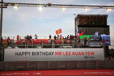 Берни Экклстоун поздравляет первого премьер-министра Сингапура Ли Куана Ю с 90-летием - баннер на Гран-при Сингапура 2013