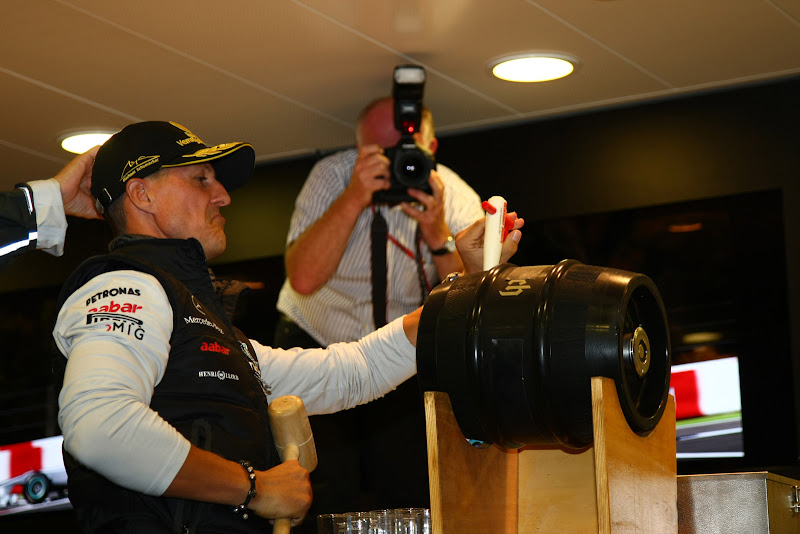 Михаэль Шумахер открывает вечеринку в свою честь на Гран-при Бельгии 2011 в Спа