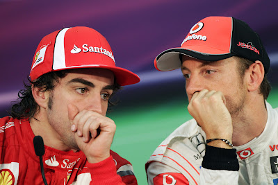 Фернандо Алонсо и Дженсон Баттон шепчутся на пресс-конференции после гонки на Гран-при Японии 2011