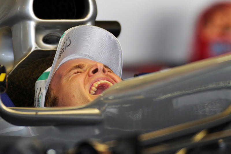 Нико Росберг смеется в кокпите Mercedes GP на Гран-при Японии 2011