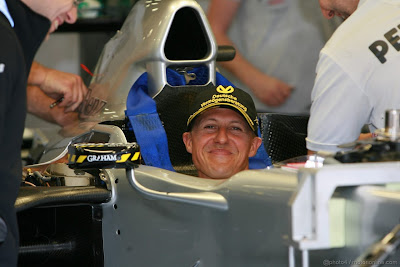 счастливый Михаэль Шумахер в кокпите Mercedes GP на Гран-при Бельгии 2011