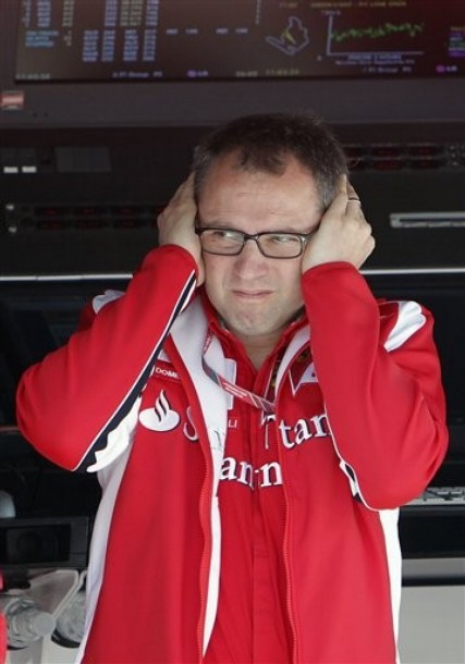 Стефано Доменикали закрывает уши на Гран-при Венгрии 2011