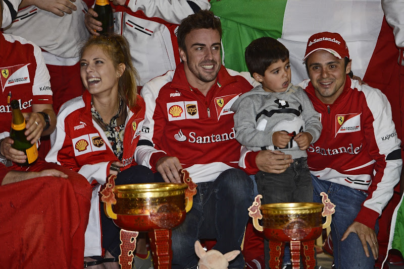 Даша Капустина, Фернандо Алонсо, Фелипиньо и Фелипе Масса с механиками Ferrari празднуют победу на Гран-при Китая 2013