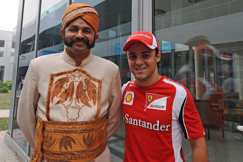 Фелипе Масса с колоритным индусом на Гран-при Индии 2011