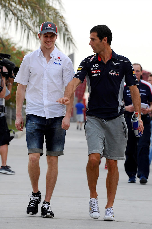 Нико Хюлькенберг и Марк Уэббер идут по паддоку Сахира на Гран-при Бахрейна 2013