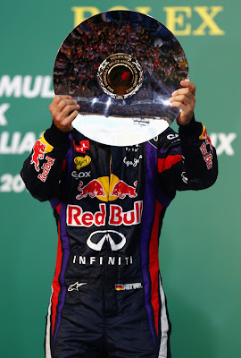 Себастьян Феттель и его трофей на подиуме Гран-при Австралии 2013