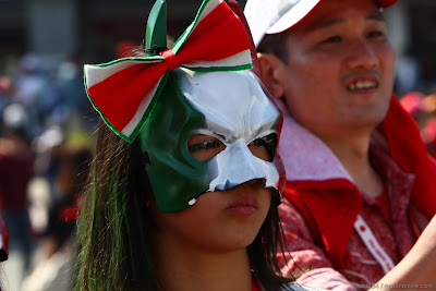 болельщица Ferrari в маскарадной маске цвет итальянского флага на Гран-при Японии 2011