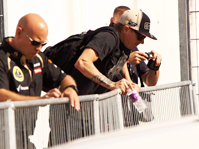 Кими Райкконен перелазит через забор на Гран-при Германии 2012