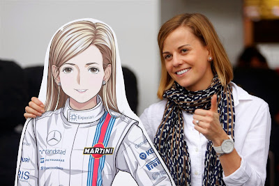 Сьюзи Вольфф фотографируется с анимешной фигурой на Гран-при Японии 2014