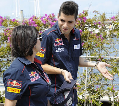 Хайме Альгерсуари с сотрудником команды на Гран-при Европы 2011 в Валенсии