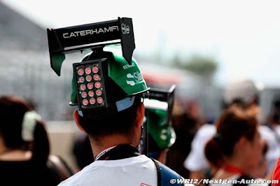 болельщик в кепке-болиде Caterham на Гран-при Японии 2014