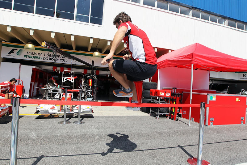 прыжок Фернандо Алонсо через красную ленточку на пит-лейне на Гран-при Бразилии 2012