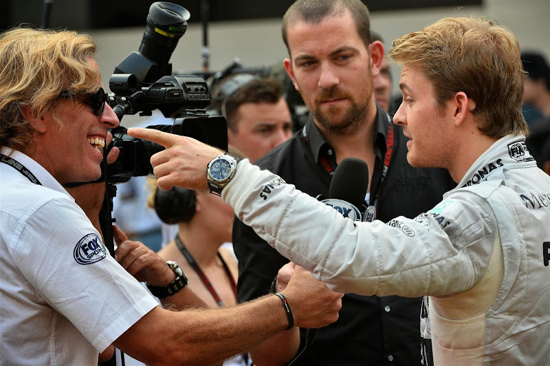 Нико Росберг дает интервью Fox Sports и показывает палец на Гран-при Индии 2013